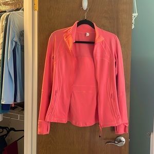 Size 6 Lululemon pink, define jacket. And in perfect condition only worn once.